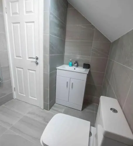 Beautiful, Peaceful, 5 Bedroom With Hot Tub! 別荘 *