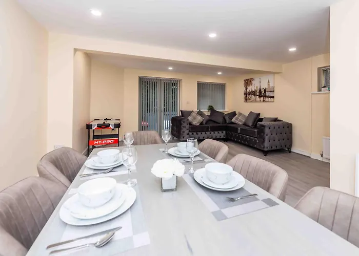 Beautiful, Peaceful, 5 Bedroom With Hot Tub! *