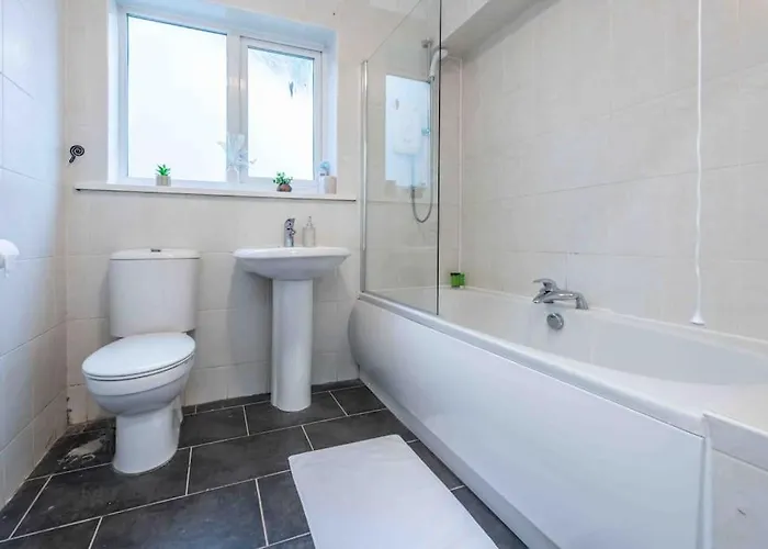 Beautiful, Peaceful, 5 Bedroom With Hot Tub! Manchester