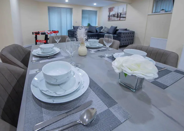 Beautiful, Peaceful, 5 Bedroom With Hot Tub! *