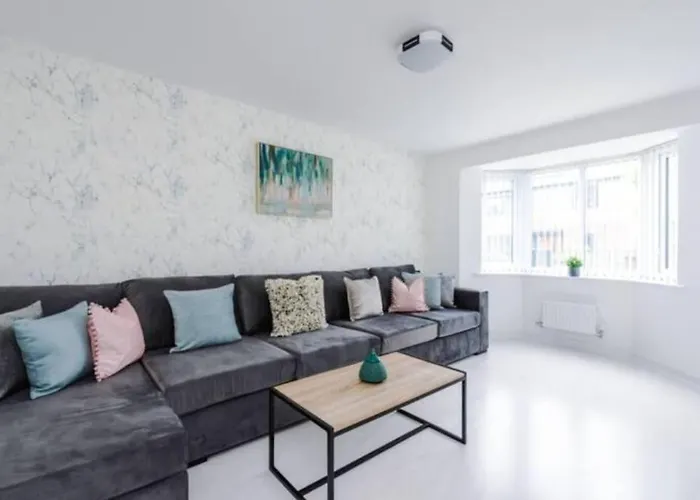 Spacious 4-bed בית נופש