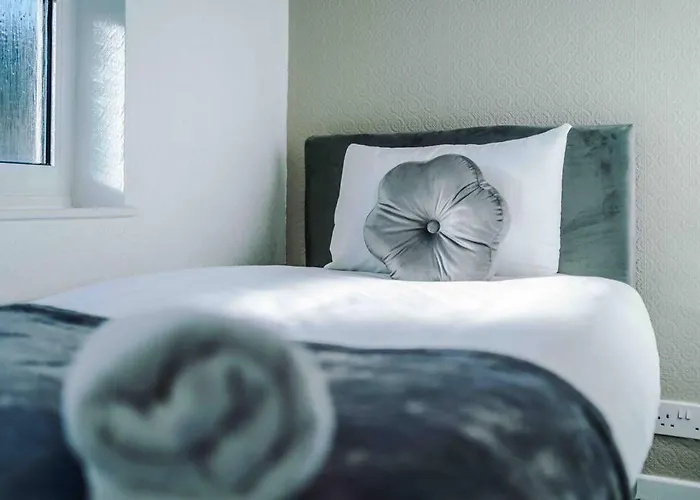 Comfy Four Bedroom House With Parking * מנצ'סטר