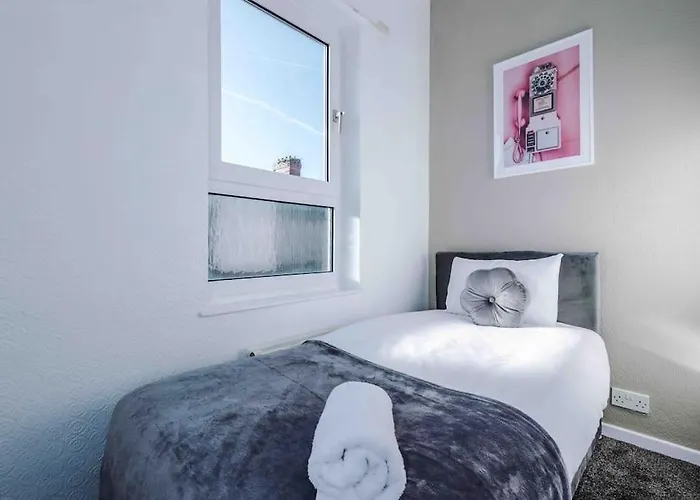 Comfy Four Bedroom House With Parking * מנצ'סטר