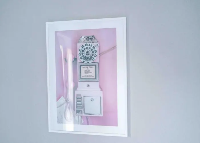 בית נופש Comfy Four Bedroom House With Parking *