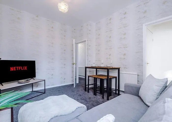 Comfy Four Bedroom House With Parking