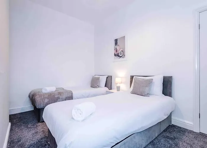 Comfy Four Bedroom House With Parking בית נופש