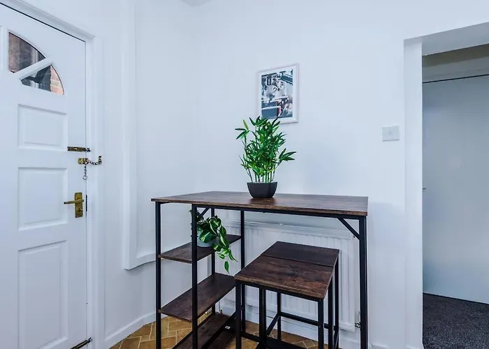 Comfy Four Bedroom House With Parking *