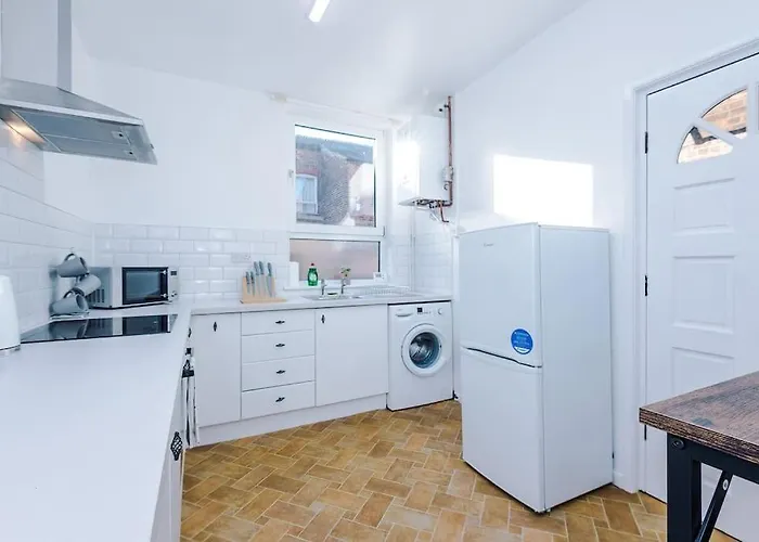 Comfy Four Bedroom House With Parking * מנצ'סטר