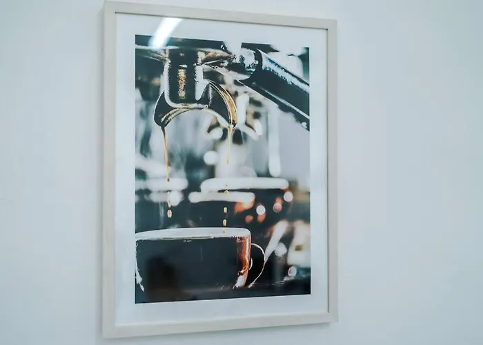 Comfy Four Bedroom House With Parking בית נופש *