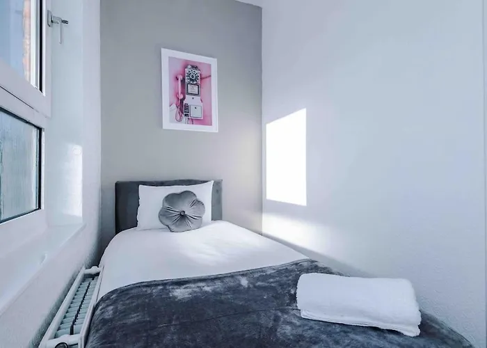 בית נופש Comfy Four Bedroom House With Parking מנצ'סטר