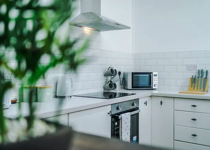 בית נופש Comfy Four Bedroom House With Parking