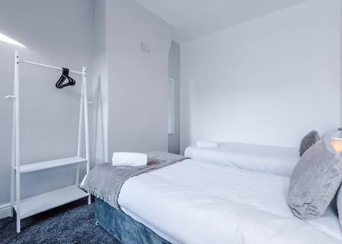 Comfy Four Bedroom House With Parking בית נופש *