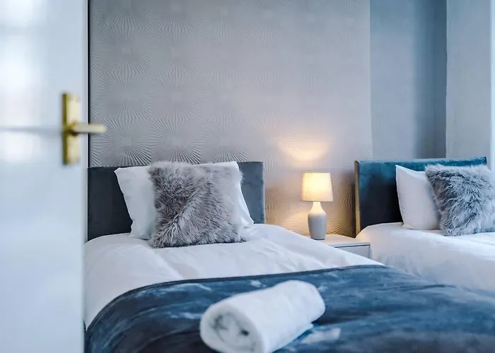 Comfy Four Bedroom House With Parking *