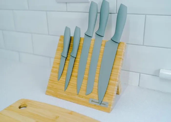 Comfy Four Bedroom House With Parking מנצ'סטר