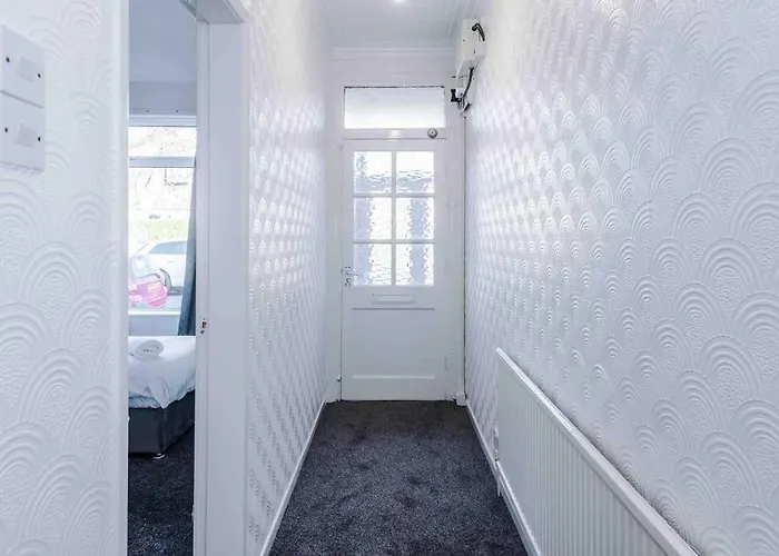 Comfy Four Bedroom House With Parking