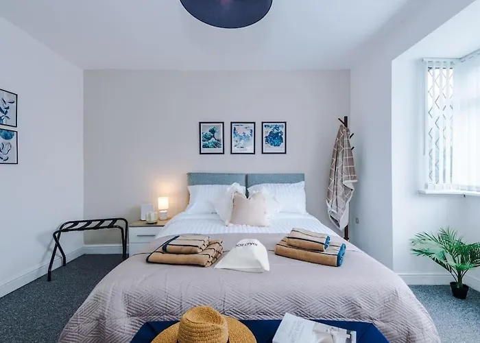 Stylish Home, Games Room, Sleeps 6, Large Driveway, Perfect For Groups *