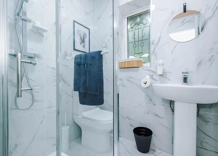 Stylish Home, Games Room, Sleeps 6, Large Driveway, Perfect For Groups