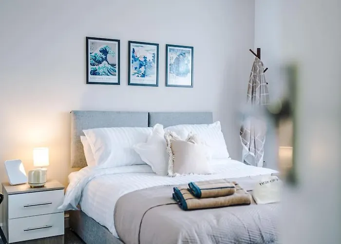 Stylish Home, Games Room, Sleeps 6, Large Driveway, Perfect For Groups