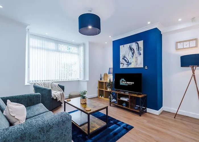 Stylish Home, Games Room, Sleeps 6, Large Driveway, Perfect For Groups *