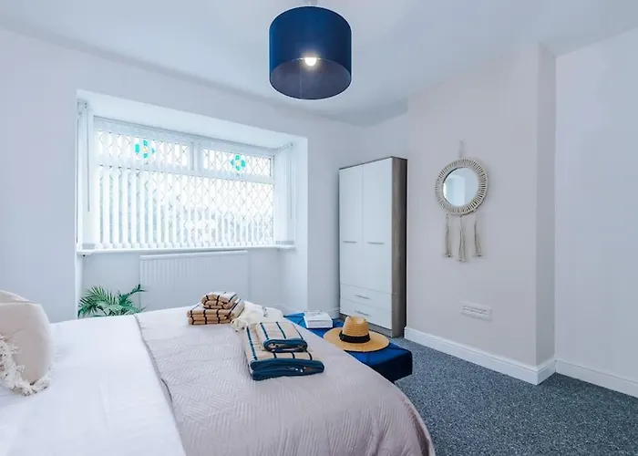 Stylish Home, Games Room, Sleeps 6, Large Driveway, Perfect For Groups *