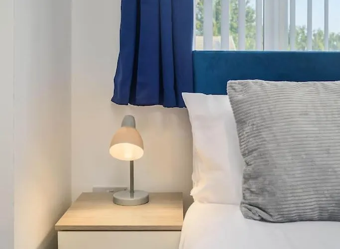 Spacious 4bed Home, Sleeps 10, Pool Table, Parking, Perfect For Groups