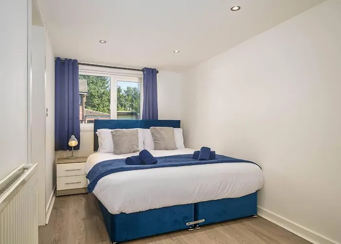 Spacious 4bed Home, Sleeps 10, Pool Table, Parking, Perfect For Groups *