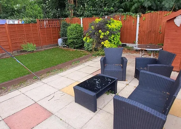 Дом отдыха Dalton House - Three Bedroom Stretford Free Parking Near The Trafford Centre Манчестер