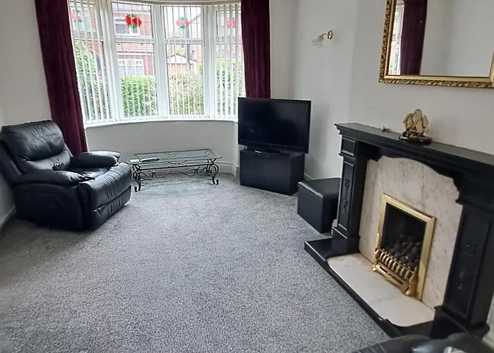 Dalton House - Three Bedroom Stretford Free Parking Near The Trafford Centre *