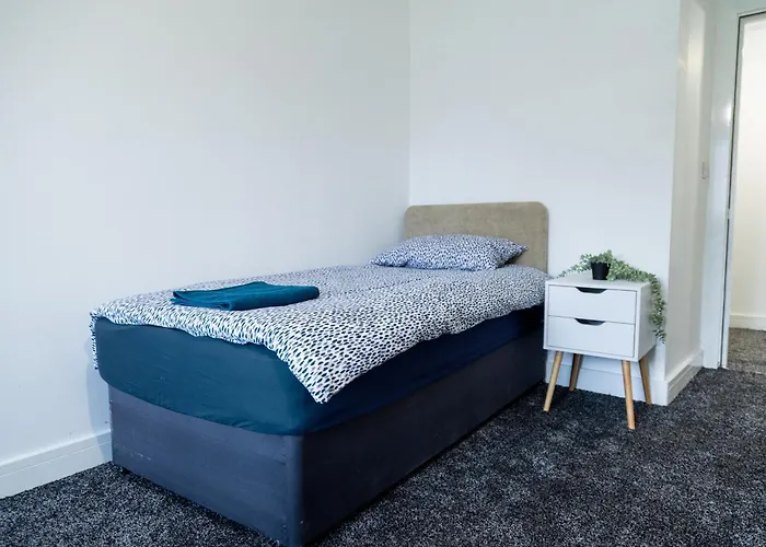 Spacious Ground Floor Near Old Trafford Stadium *