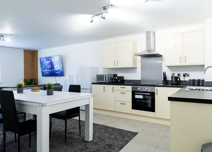 Spacious Ground Floor Near Old Trafford Stadium Daire