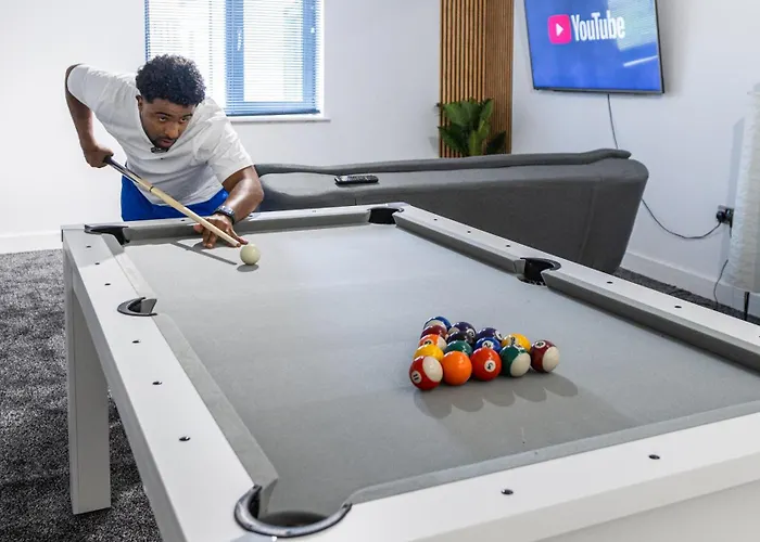 Spacious Ground Floor Near Old Trafford Stadium Daire