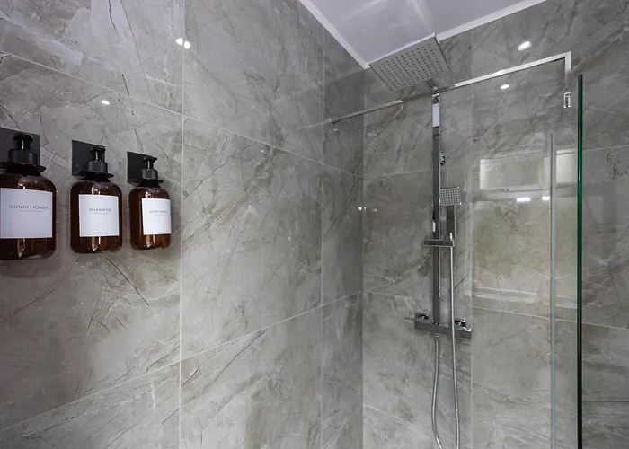 The Kent Luxury House Sleeps 14 Free Parking 度假居