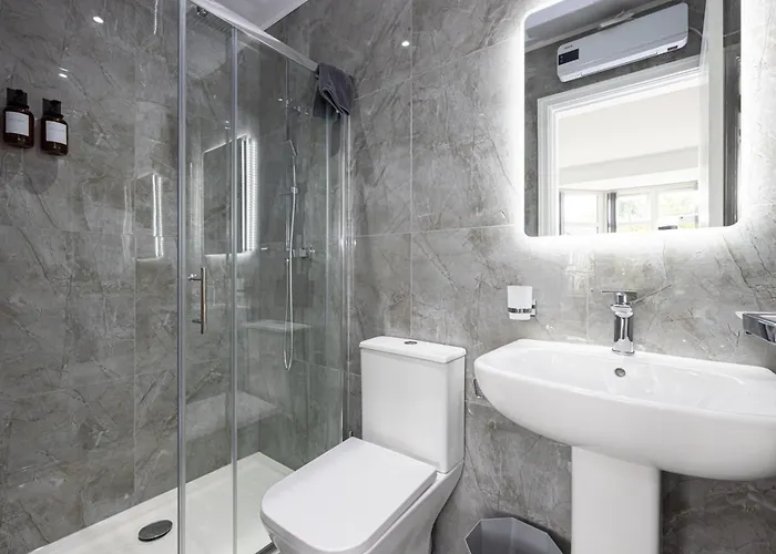 度假居 The Kent Luxury House Sleeps 14 Free Parking