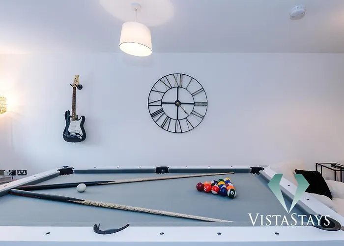 Large 5bdr House By Vista Short Lets & Serviced Salford With Pool Table, Ps4 & Private Parking *