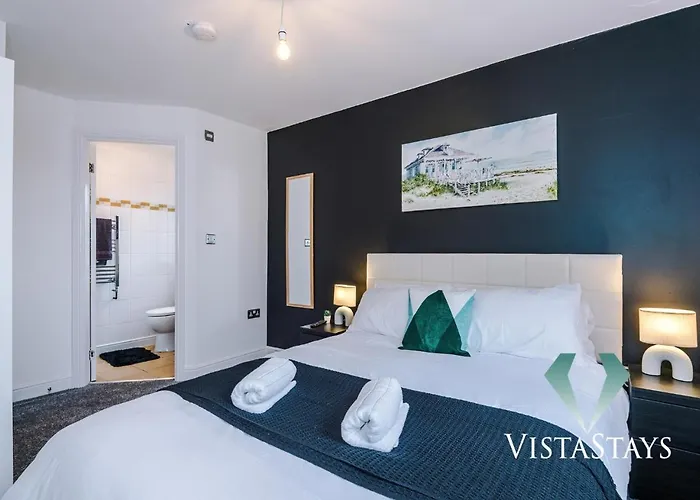 Large 5bdr House By Vista Short Lets & Serviced Salford With Pool Table, Ps4 & Private Parking Ferienhaus