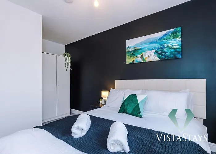 Large 5bdr House By Vista Short Lets & Serviced Salford With Pool Table, Ps4 & Private Parking * Manchester