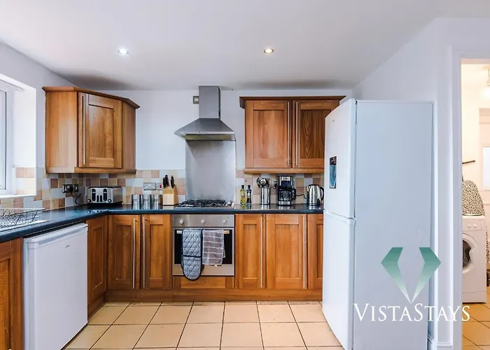 Large 5bdr House By Vista Short Lets & Serviced Salford With Pool Table, Ps4 & Private Parking Ferienhaus Manchester