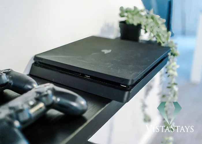 Holiday home Large 5bdr House By Vista Short Lets & Serviced Salford With Pool Table, Ps4 & Private Parking