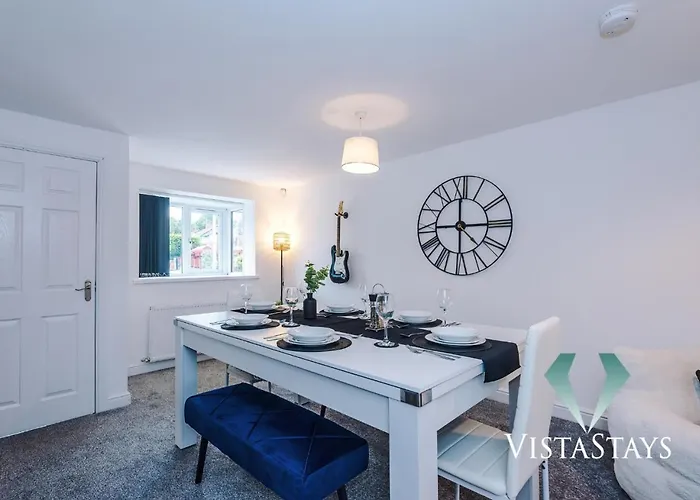 Holiday home Large 5bdr House By Vista Short Lets & Serviced Salford With Pool Table, Ps4 & Private Parking Manchester