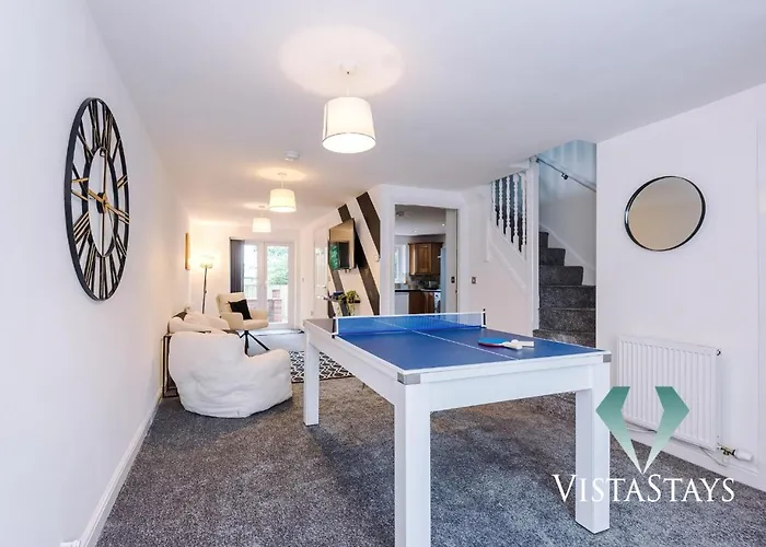 Large 5bdr House By Vista Short Lets & Serviced Salford With Pool Table, Ps4 & Private Parking Ferienhaus