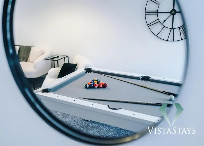 Large 5bdr House By Vista Short Lets & Serviced Salford With Pool Table, Ps4 & Private Parking Holiday home Manchester