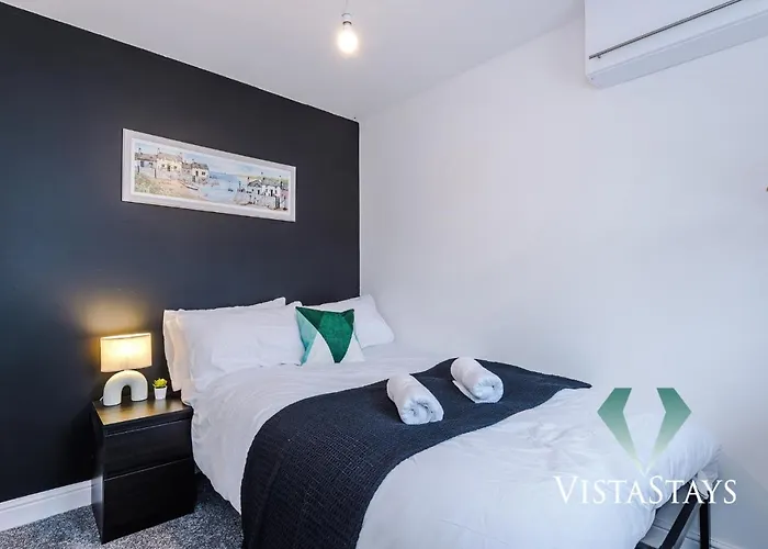 Large 5bdr House By Vista Short Lets & Serviced Salford With Pool Table, Ps4 & Private Parking