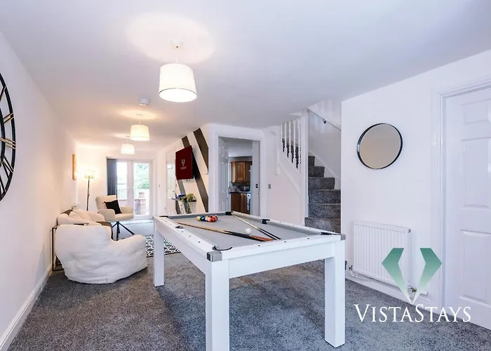 Large 5bdr House By Vista Short Lets & Serviced Salford With Pool Table, Ps4 & Private Parking
