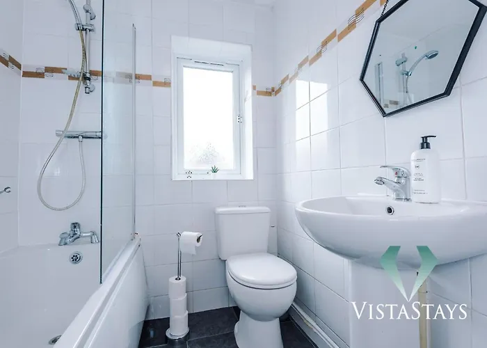 Large 5bdr House By Vista Short Lets & Serviced Salford With Pool Table, Ps4 & Private Parking Ferienhaus