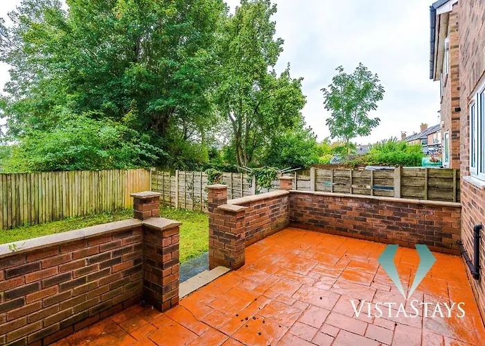 Large 5bdr House By Vista Short Lets & Serviced Salford With Pool Table, Ps4 & Private Parking