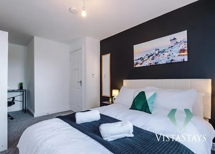 Large 5bdr House By Vista Short Lets & Serviced Salford With Pool Table, Ps4 & Private Parking *