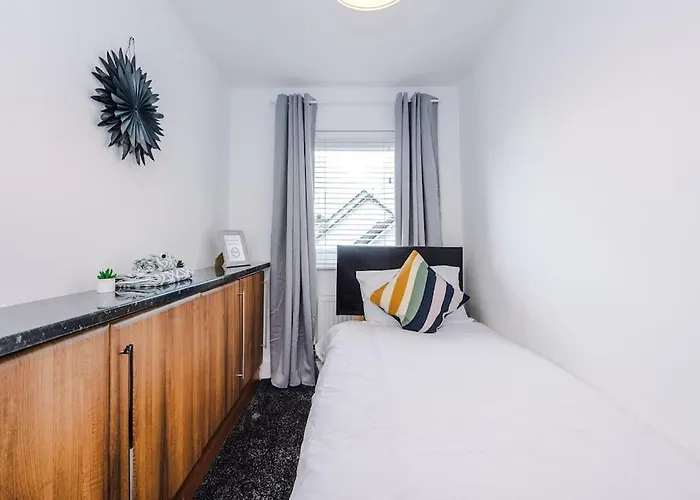 Sleeps 7, Games Room, Perfect For Groups, Driveway, Smart Tv, Available For Long Apartament *