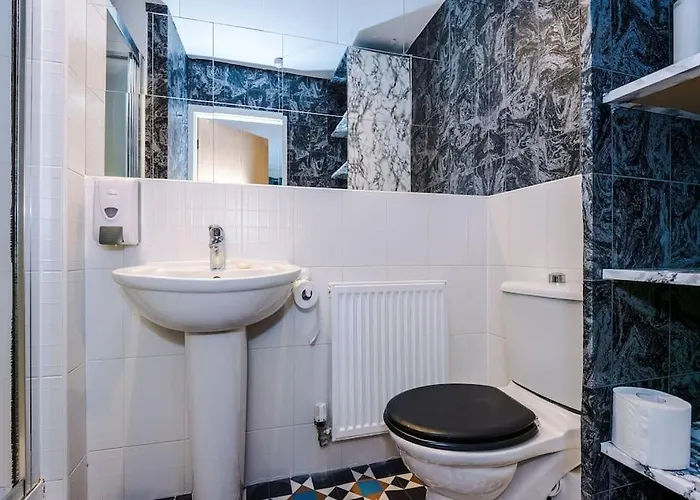 Sleeps 7, Games Room, Perfect For Groups, Driveway, Smart Tv, Available For Long Manchester