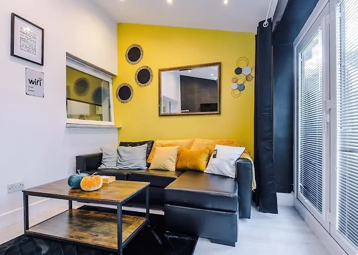 Apartament Sleeps 7, Games Room, Perfect For Groups, Driveway, Smart Tv, Available For Long Manchester