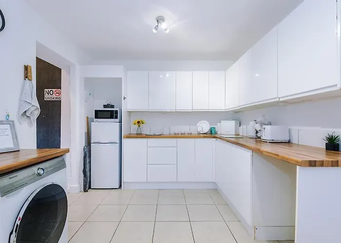 Apartament Sleeps 7, Games Room, Perfect For Groups, Driveway, Smart Tv, Available For Long *